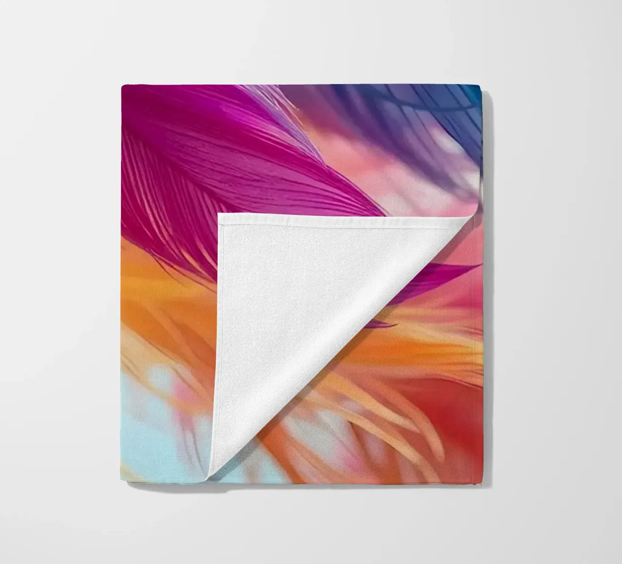 Le piume vibranti mostrano un arcobaleno di colori telo mare da DesignDoodle