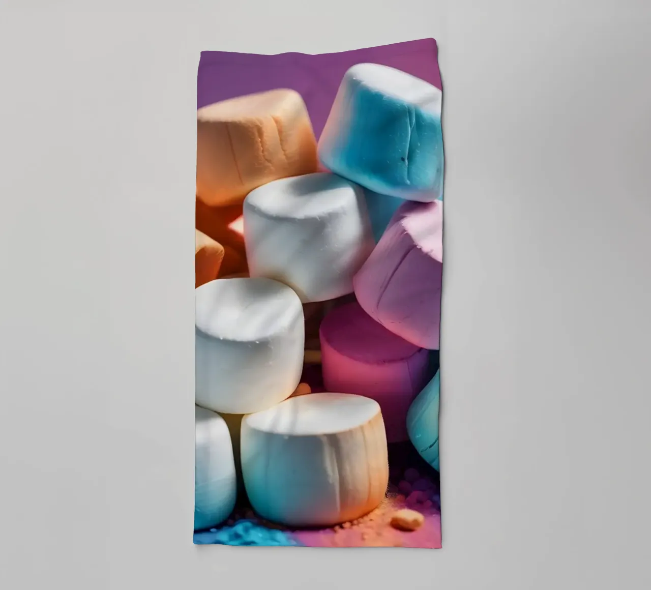 Marshmallow colorati impilati in modo giocoso asciugamano da bagno da DesignDoodle