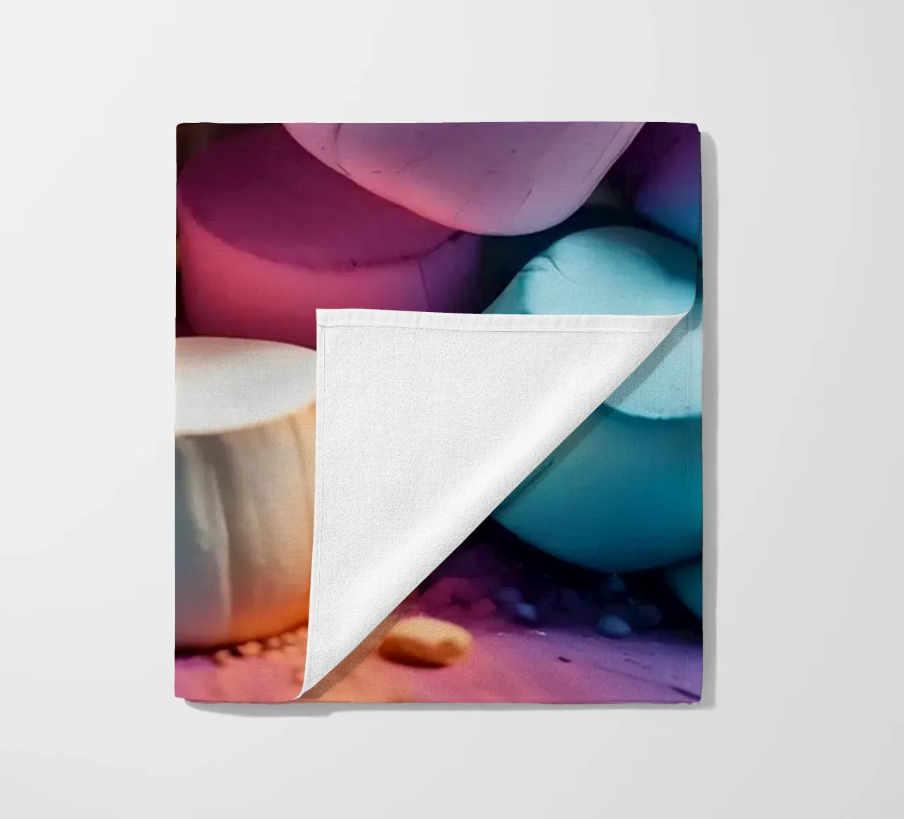 Marshmallow colorati impilati in modo giocoso telo mare da DesignDoodle