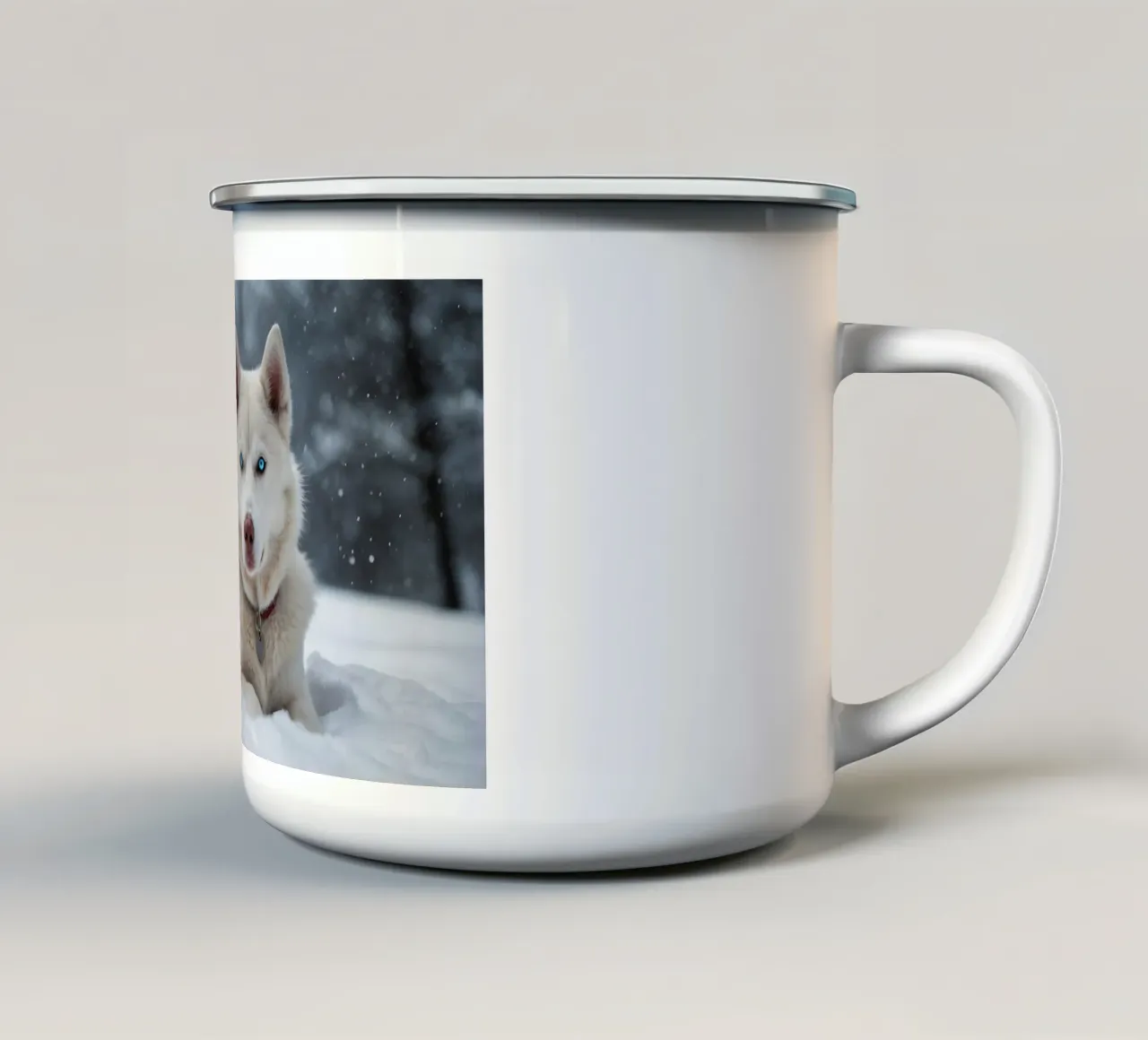 Chien husky aux yeux bleus étonnants se reposant dans la neige blanche et douce mug en émail de DesignDoodle