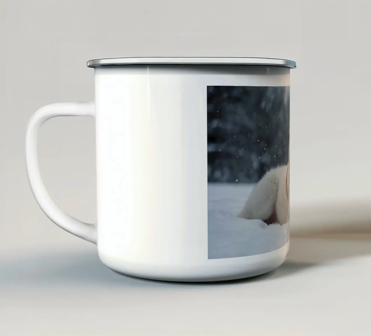 Chien husky aux yeux bleus étonnants se reposant dans la neige blanche et douce mug en émail de DesignDoodle