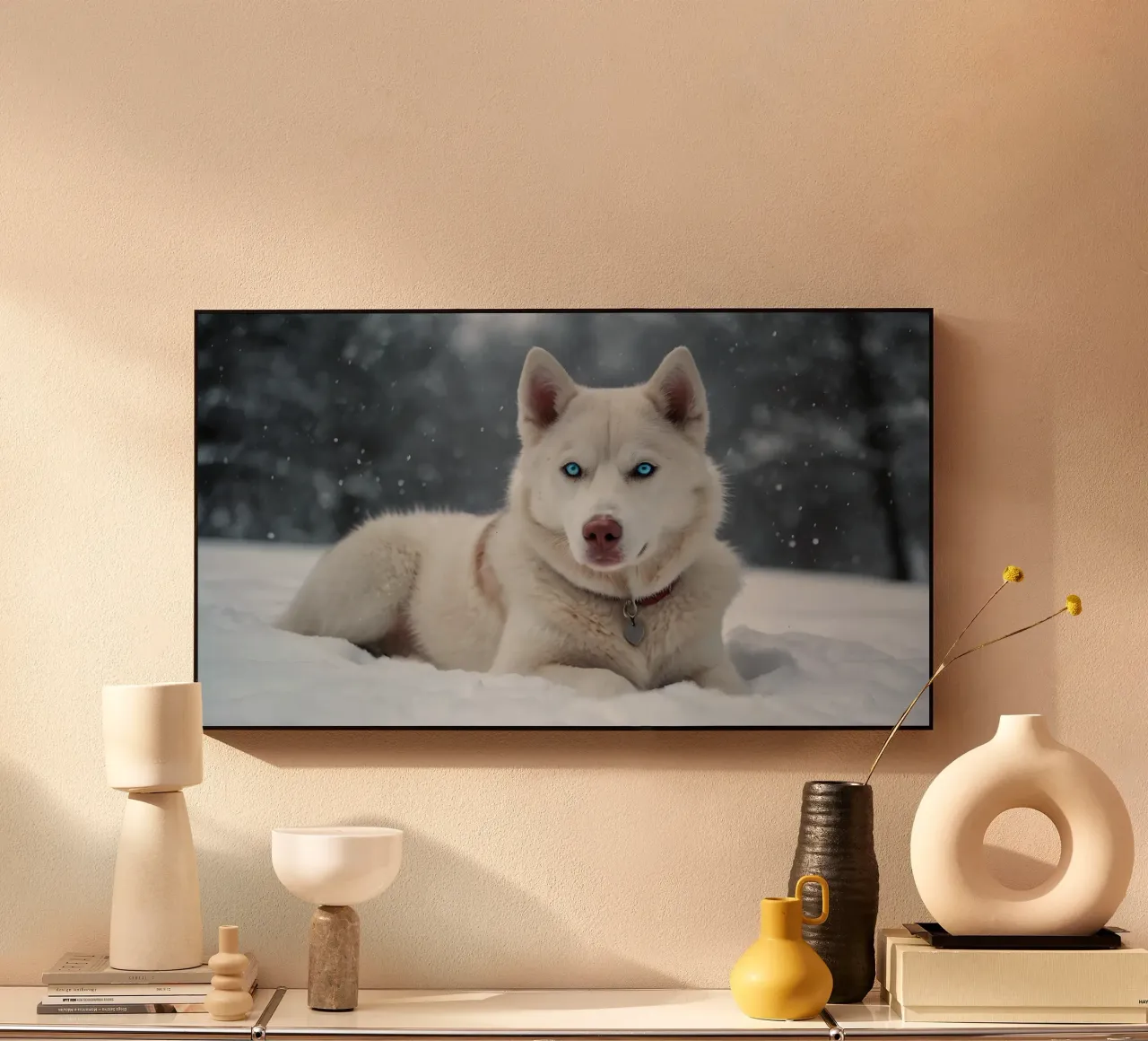 Chien husky aux yeux bleus étonnants se reposant dans la neige blanche et douce alu dibond de DesignDoodle