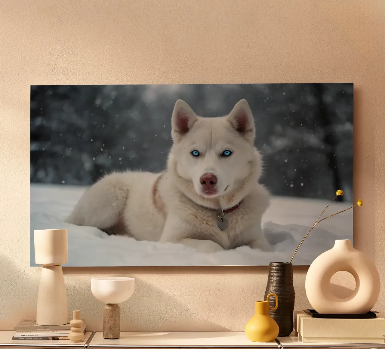 Chien husky aux yeux bleus étonnants se reposant dans la neige blanche et douce alu dibond de DesignDoodle