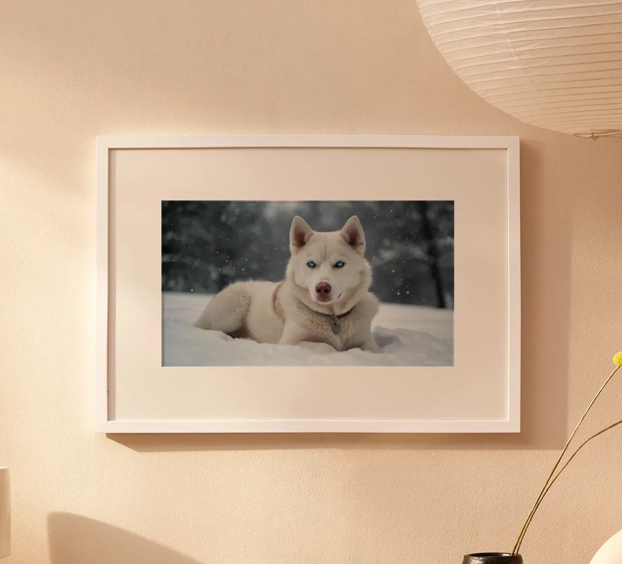 Chien husky aux yeux bleus étonnants se reposant dans la neige blanche et douce hahnemühle de DesignDoodle