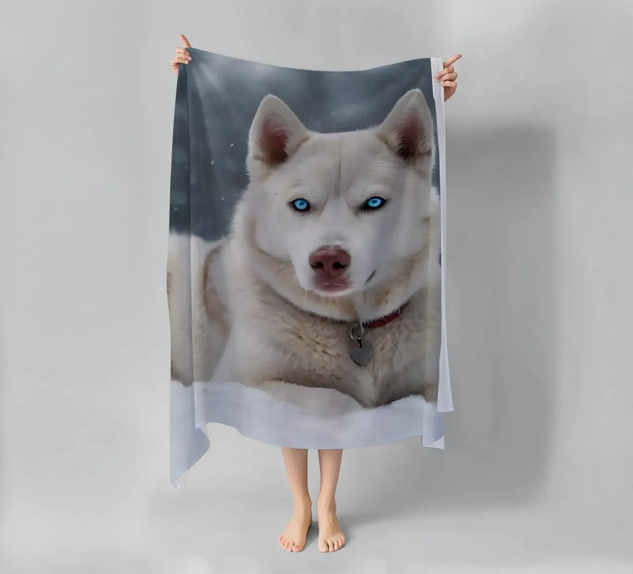 Chien husky aux yeux bleus étonnants se reposant dans la neige blanche et douce serviette de plage de DesignDoodle
