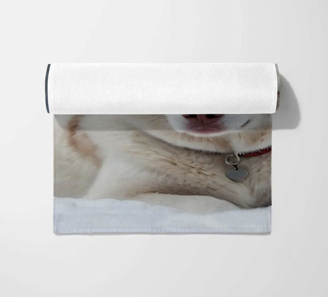 Chien husky aux yeux bleus étonnants se reposant dans la neige blanche et douce serviette de plage de DesignDoodle