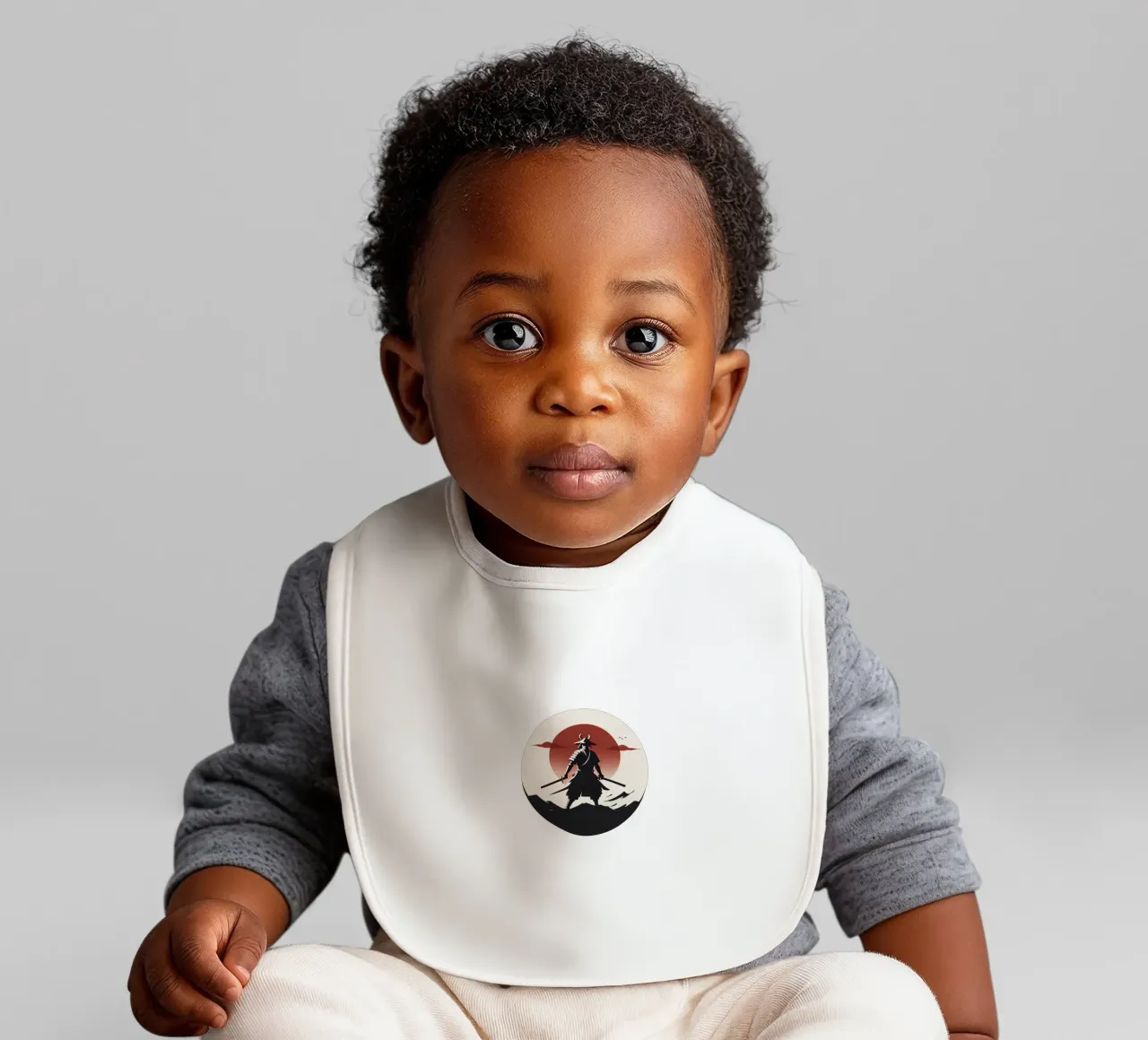 Selbstbewusst stehender Samurai-Krieger mit Schwertern Babylätzchen von DesignDoodle