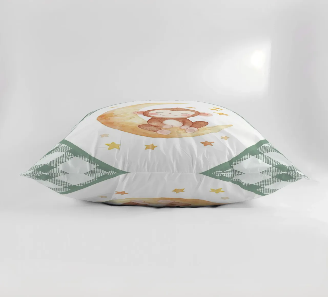 Scimmia che dorme sulla luna gialla cuscino da Jungle Joy Art
