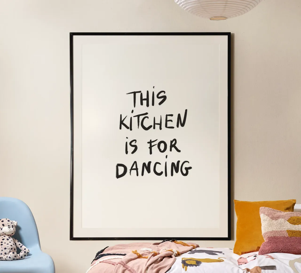 This Kitchen Is For Dancing poster con telaio in alluminio da treechild