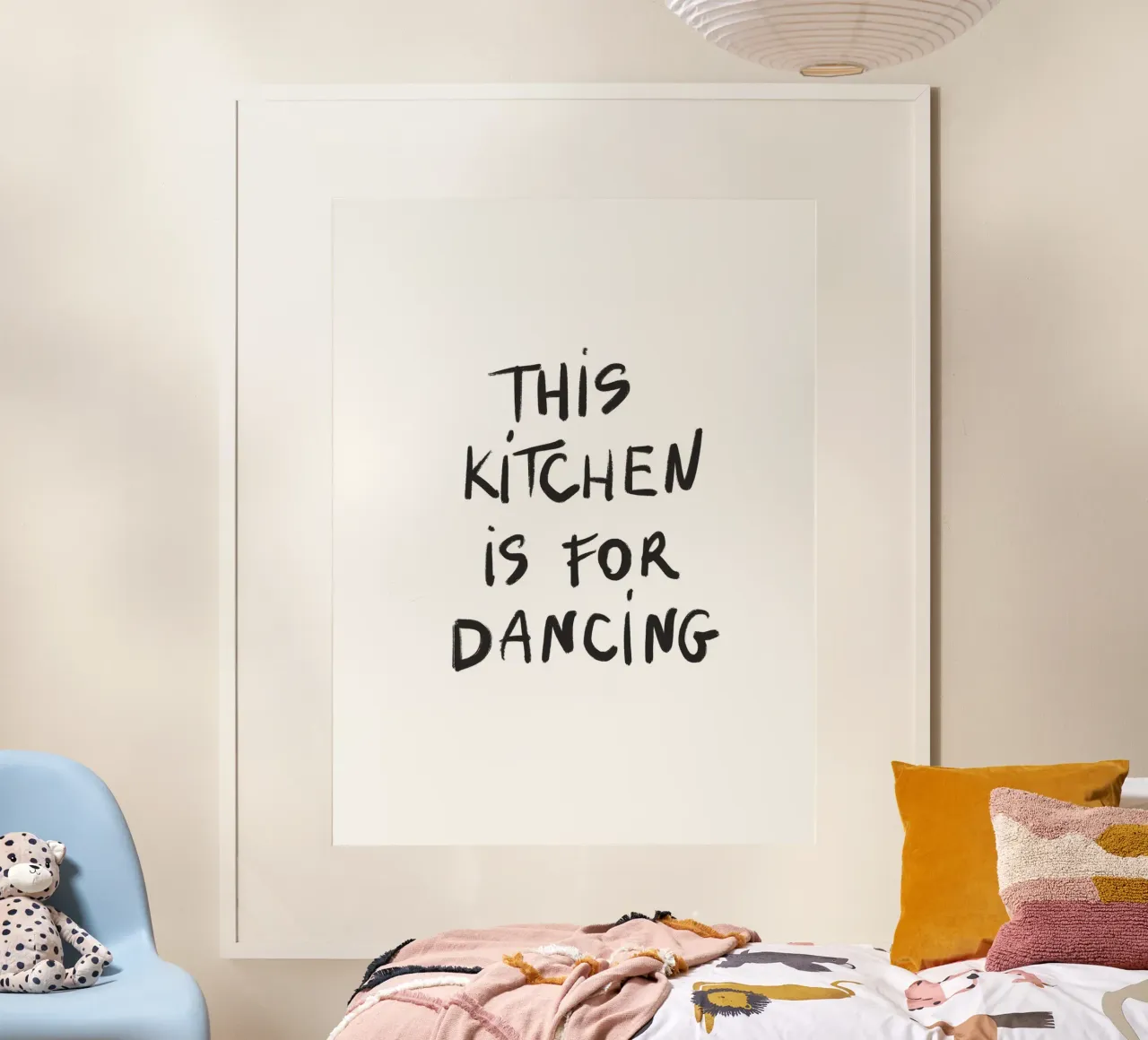 This Kitchen Is For Dancing poster con telaio in alluminio da treechild