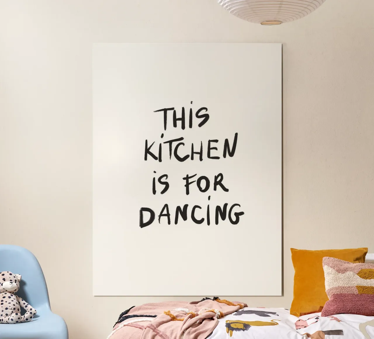 This Kitchen Is For Dancing poster con telaio in alluminio da treechild
