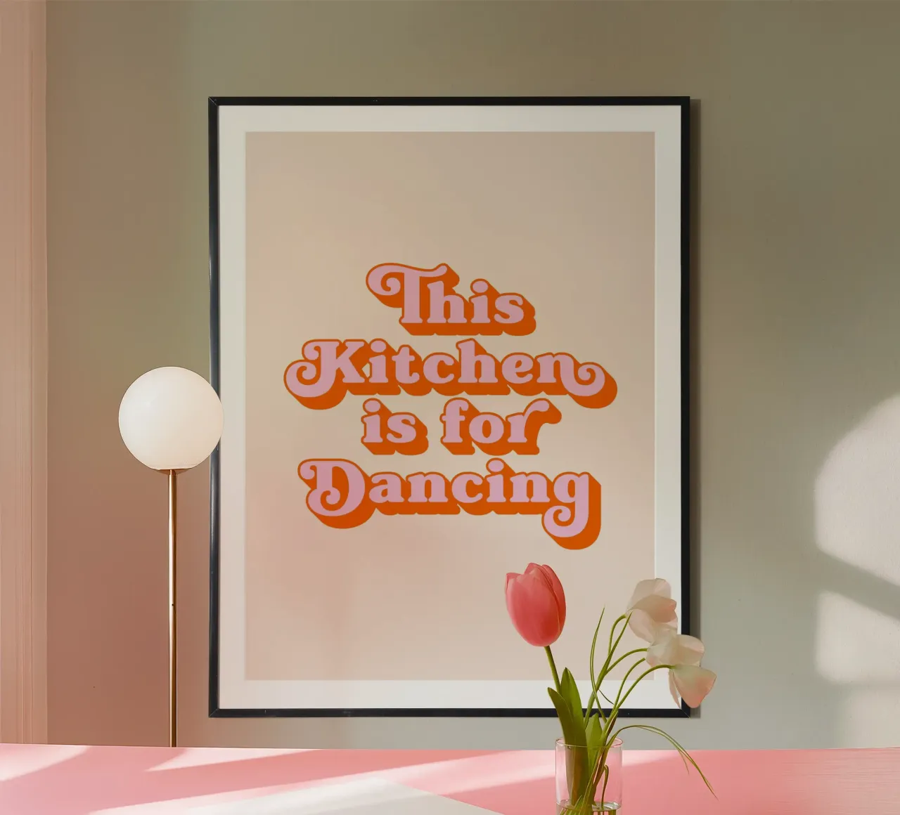 Cette cuisine est faite pour danser (tonalité pêche) poster avec cadre en plastique de Paigaam Studio