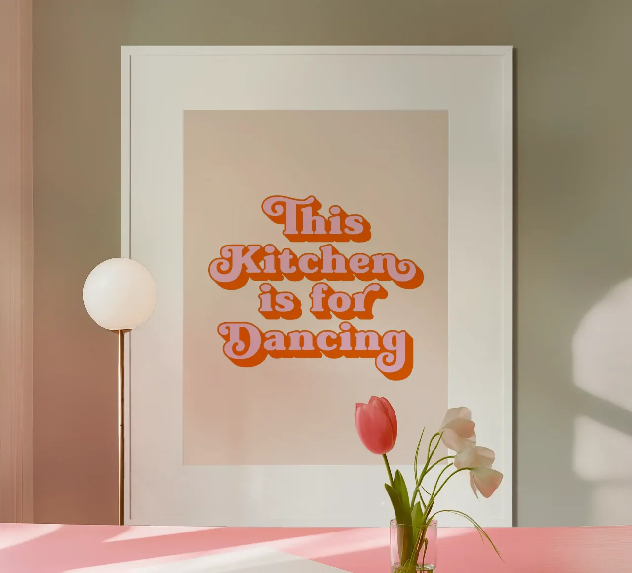 Cette cuisine est faite pour danser (tonalité pêche) poster avec cadre en plastique de Paigaam Studio