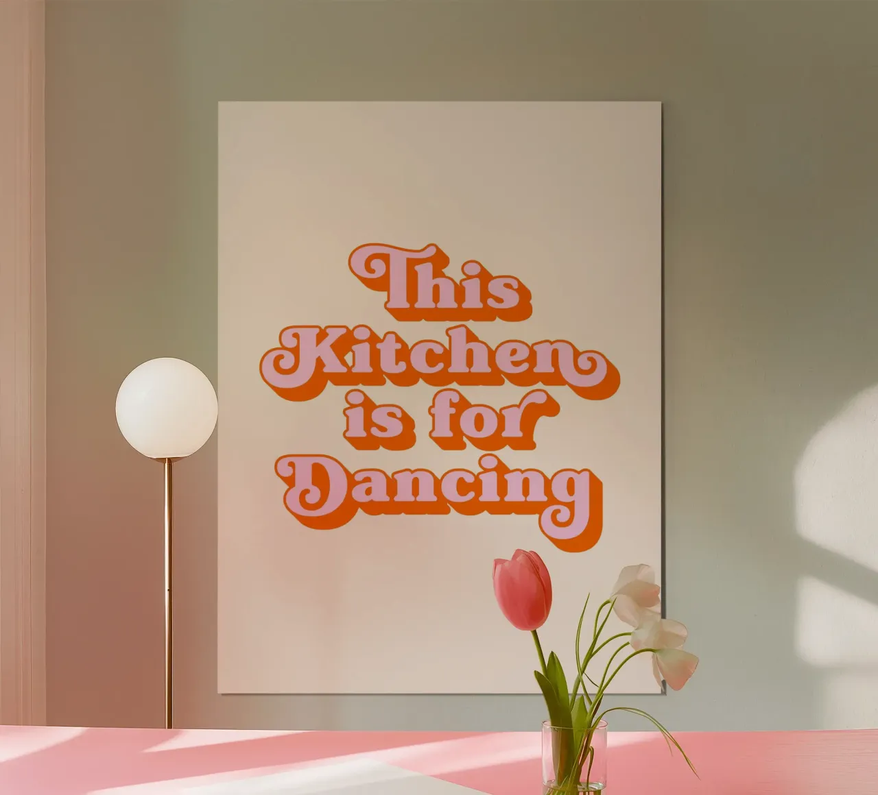 Cette cuisine est faite pour danser (tonalité pêche) poster avec cadre en plastique de Paigaam Studio