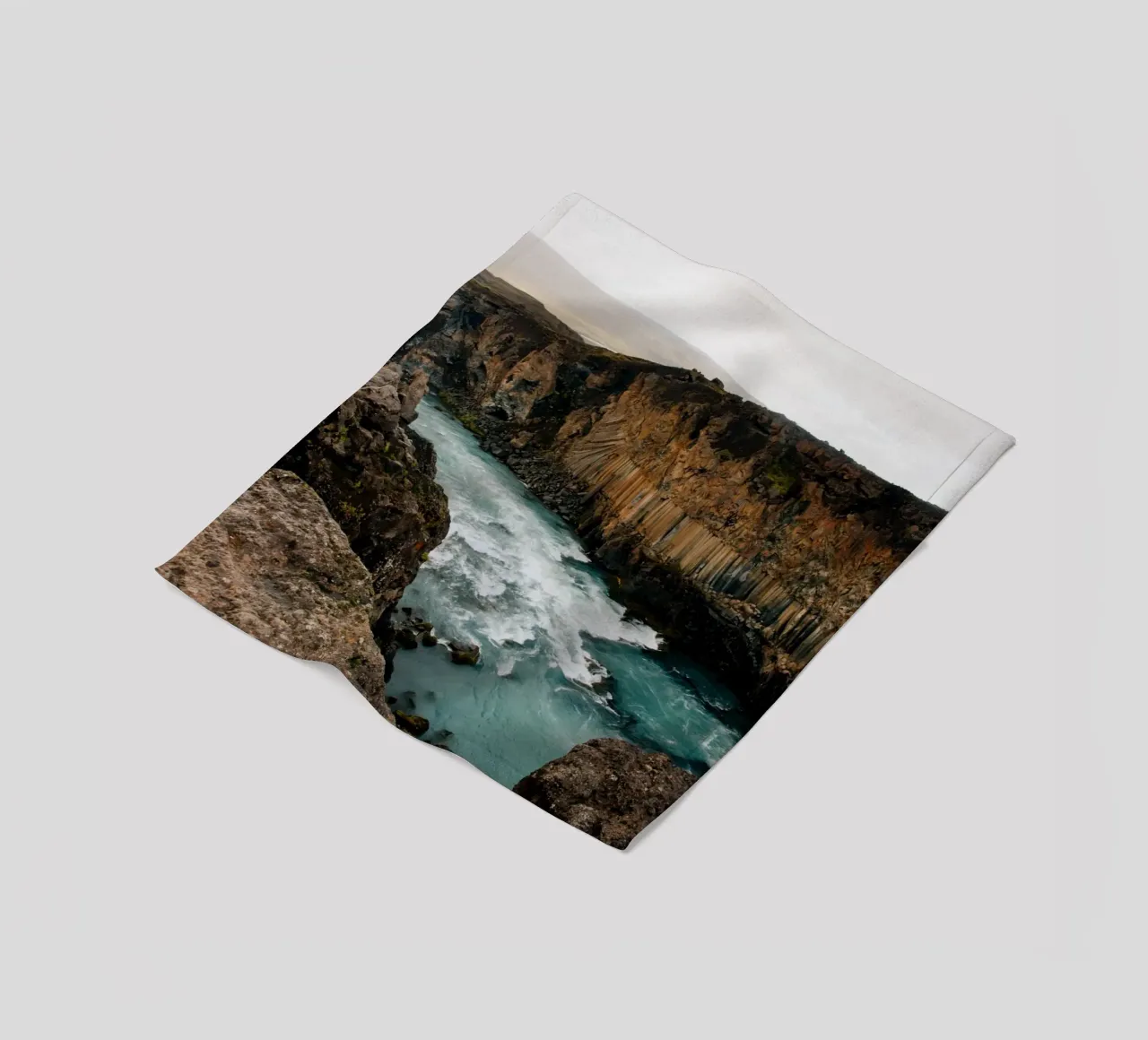 Landscape at Aldeyjarfoss on Iceland coperta in pile da susea