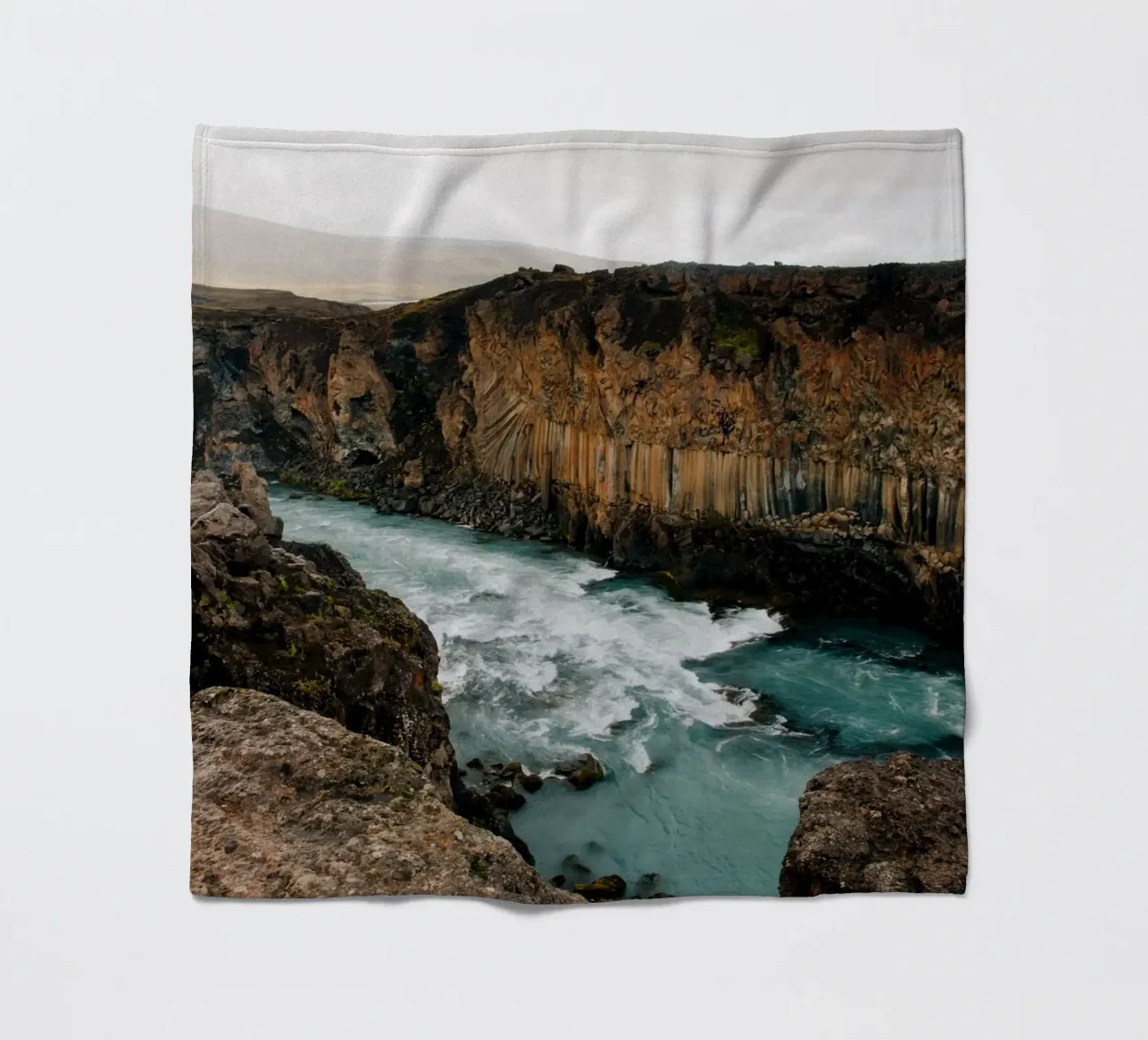 Landscape at Aldeyjarfoss on Iceland coperta in pile da susea