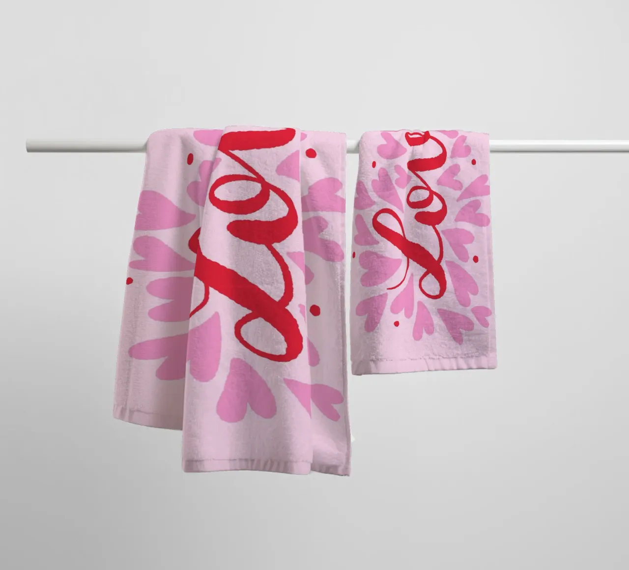 Cuori d'amore - rosa e rosso asciugamano da bagno da Wackapacka
