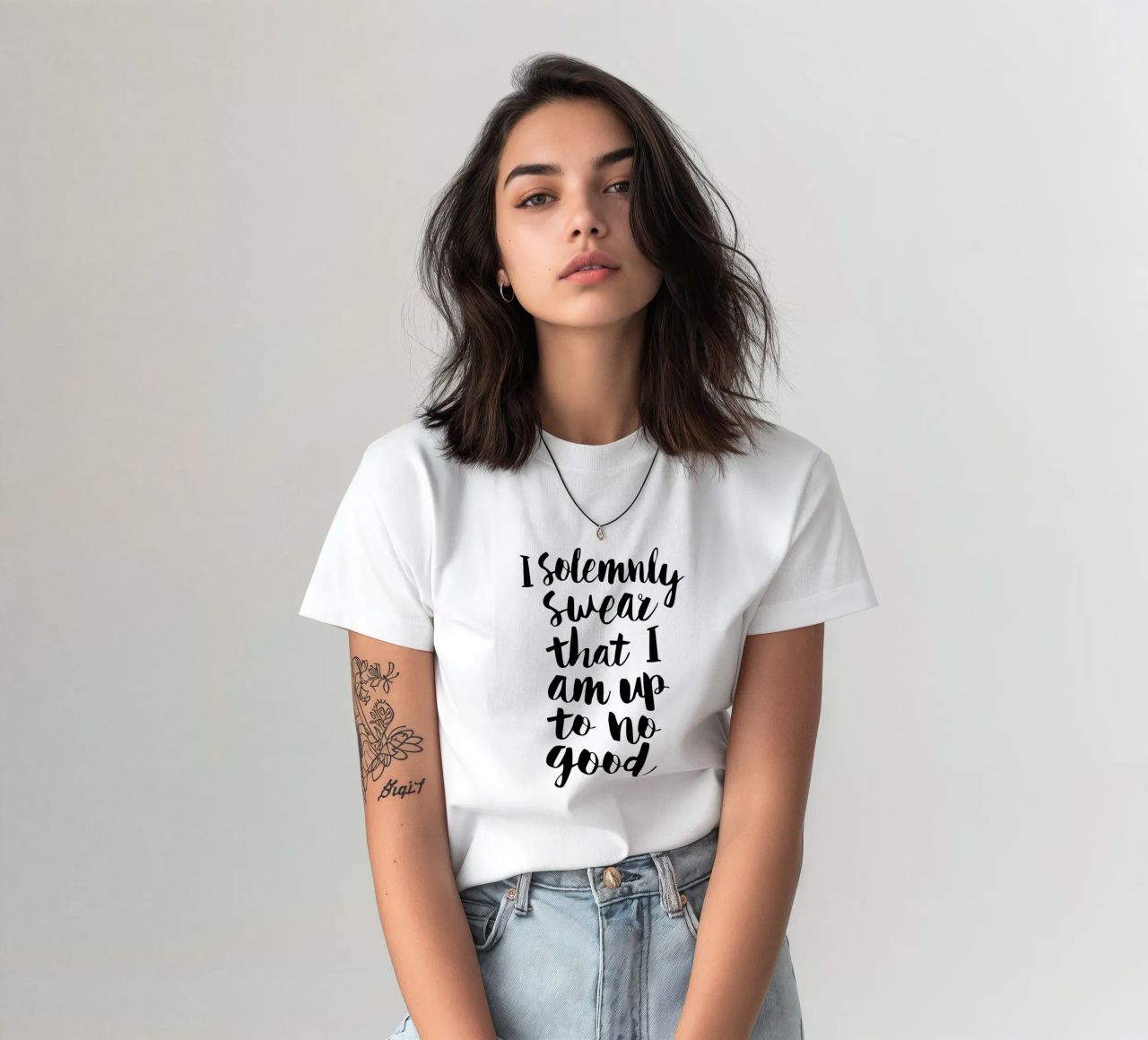 Giuro solennemente che non sto combinando nulla di buono t-shirt da THE MOTIVATED TYPE