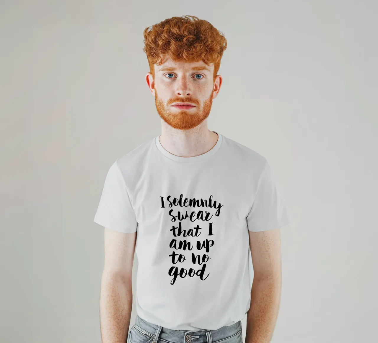 Giuro solennemente che non sto combinando nulla di buono t-shirt da THE MOTIVATED TYPE