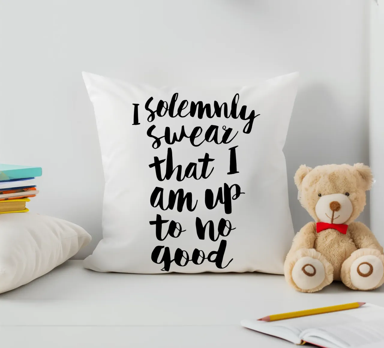 Giuro solennemente che non sto combinando nulla di buono cuscino da THE MOTIVATED TYPE