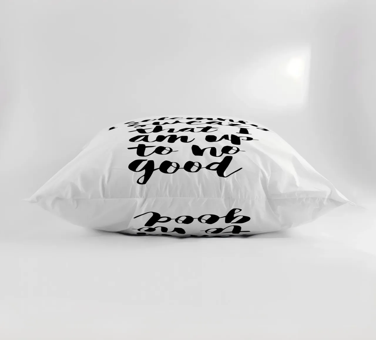 Giuro solennemente che non sto combinando nulla di buono cuscino da THE MOTIVATED TYPE