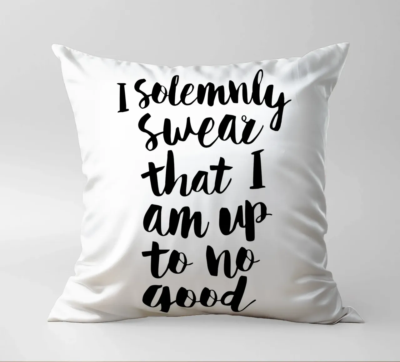 Giuro solennemente che non sto combinando nulla di buono cuscino da THE MOTIVATED TYPE