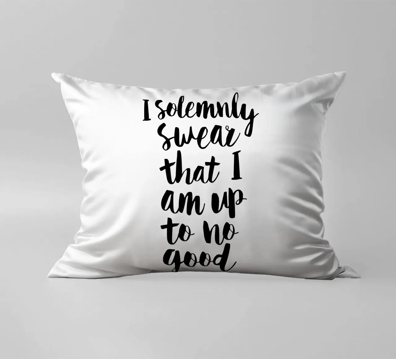 Giuro solennemente che non sto combinando nulla di buono cuscino da THE MOTIVATED TYPE