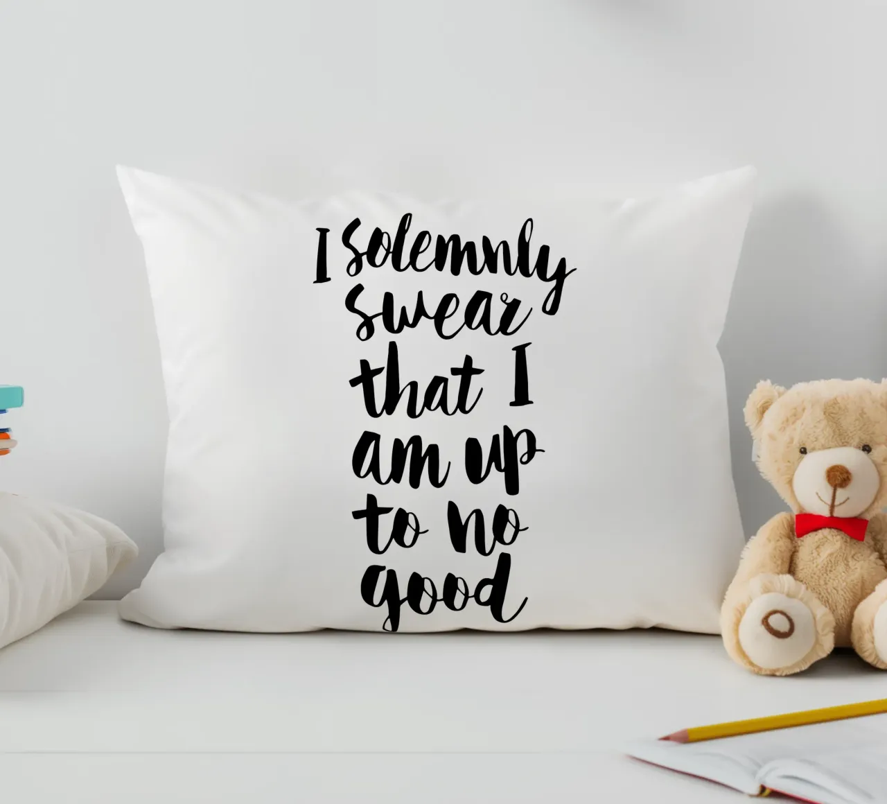 Giuro solennemente che non sto combinando nulla di buono cuscino da THE MOTIVATED TYPE