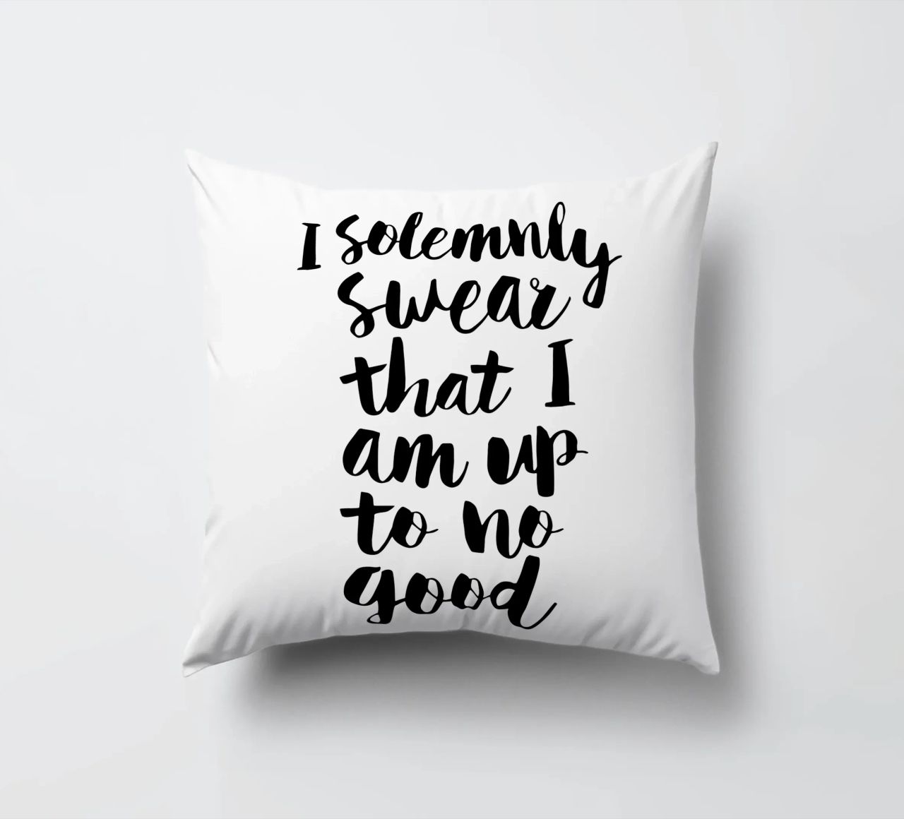Giuro solennemente che non sto combinando nulla di buono cuscino da THE MOTIVATED TYPE