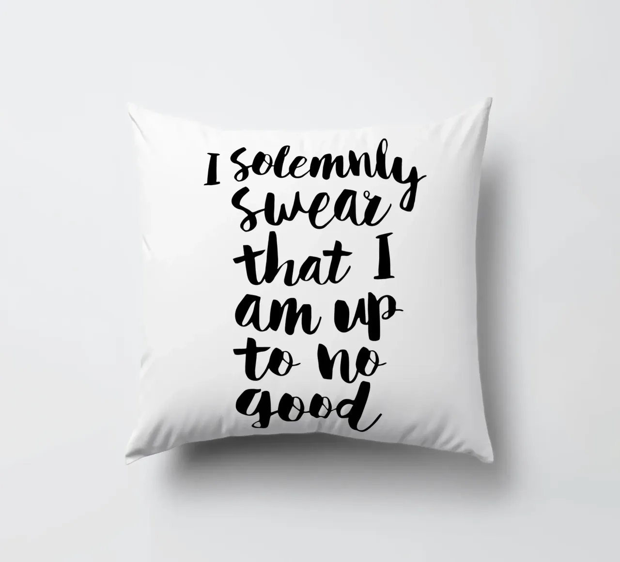 Giuro solennemente che non sto combinando nulla di buono cuscino da THE MOTIVATED TYPE