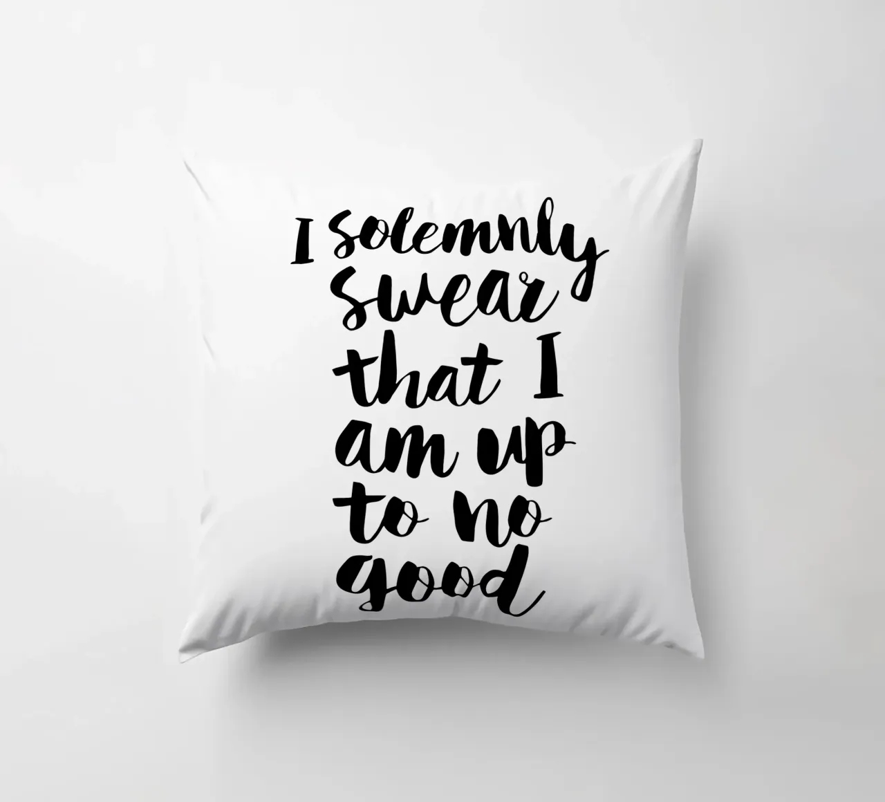 Giuro solennemente che non sto combinando nulla di buono cuscino da THE MOTIVATED TYPE