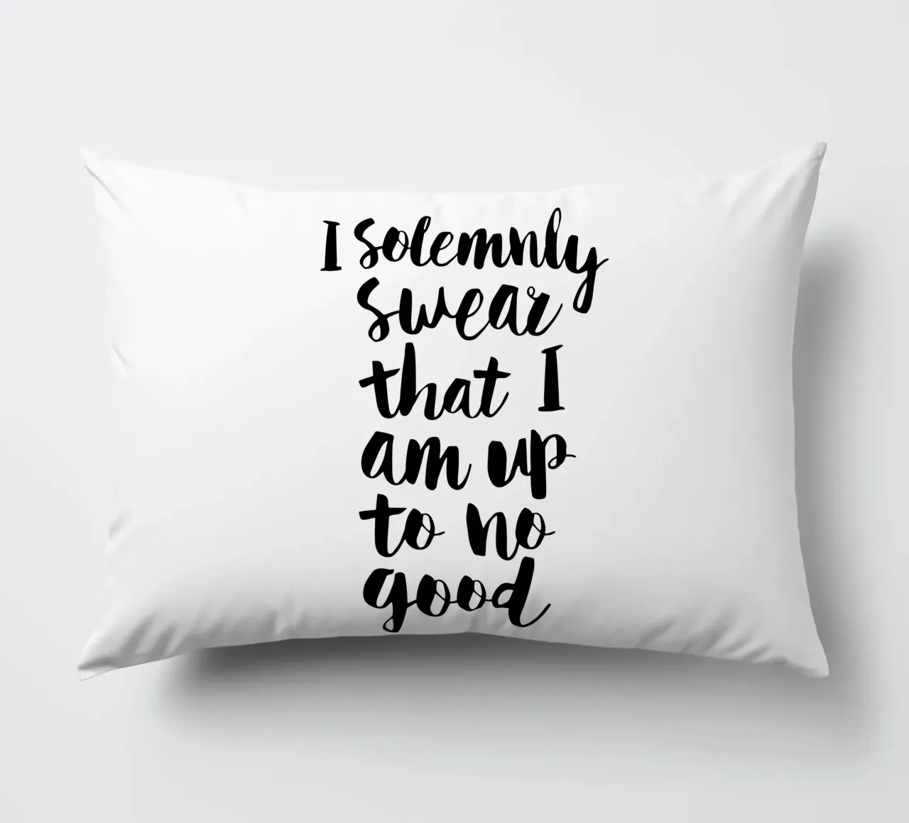 Giuro solennemente che non sto combinando nulla di buono cuscino da THE MOTIVATED TYPE