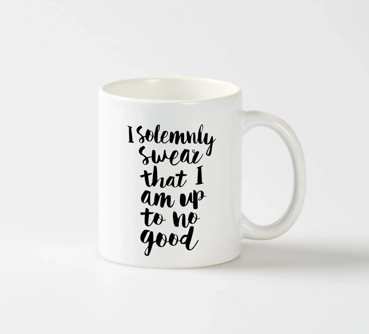 Giuro solennemente che non sto combinando nulla di buono tazza in ceramica da THE MOTIVATED TYPE