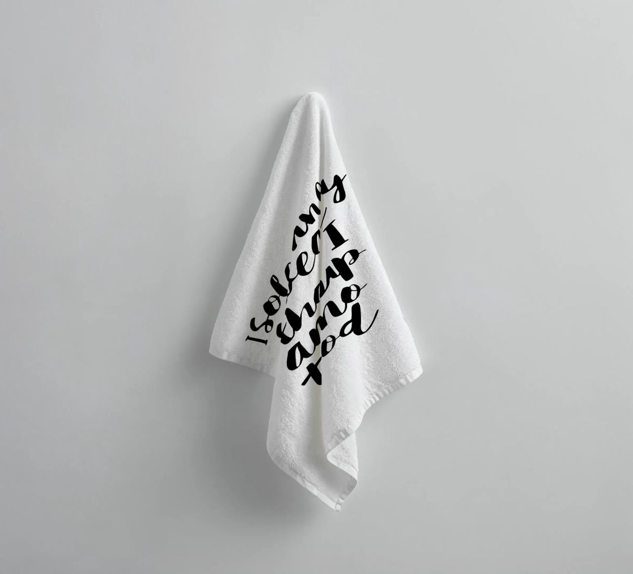 Giuro solennemente che non sto combinando nulla di buono asciugamano da bagno da THE MOTIVATED TYPE