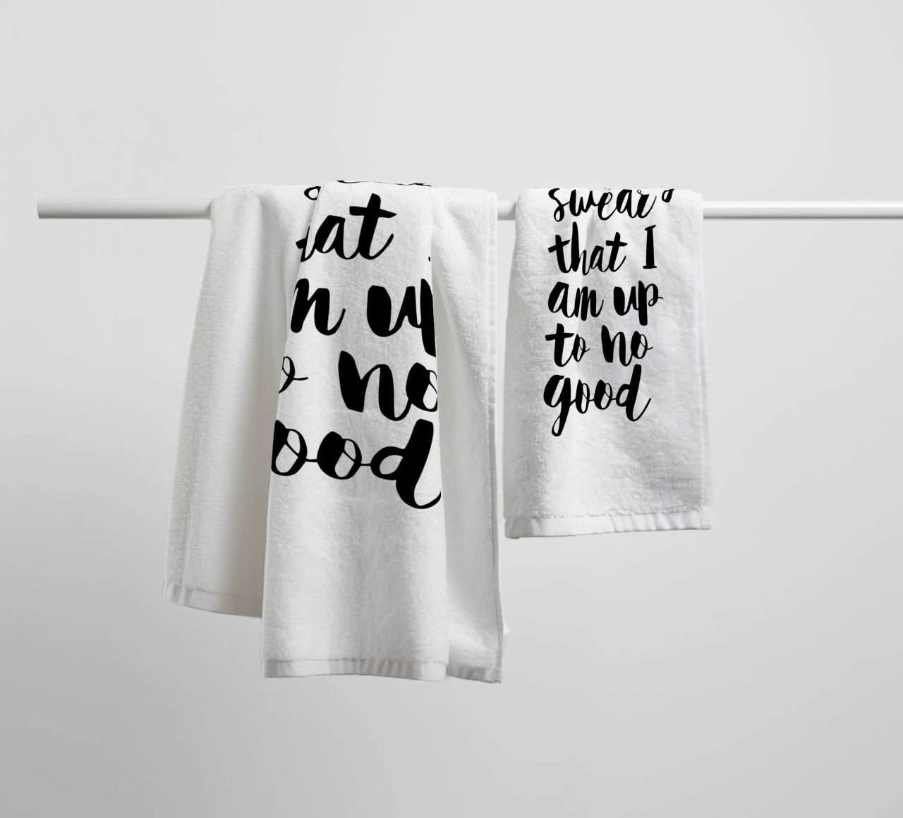 Giuro solennemente che non sto combinando nulla di buono asciugamano da bagno da THE MOTIVATED TYPE