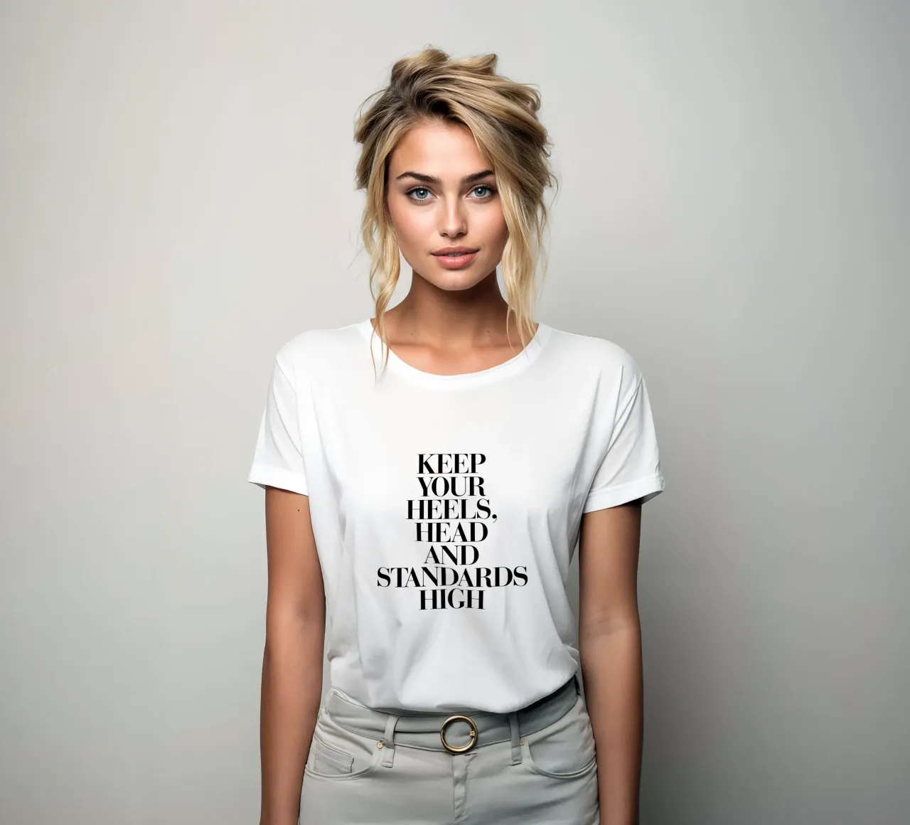 Houd je hielen, hoofd en normen hoog Typografie Ontwerp dames t-shirt getailleerd van THE MOTIVATED TYPE