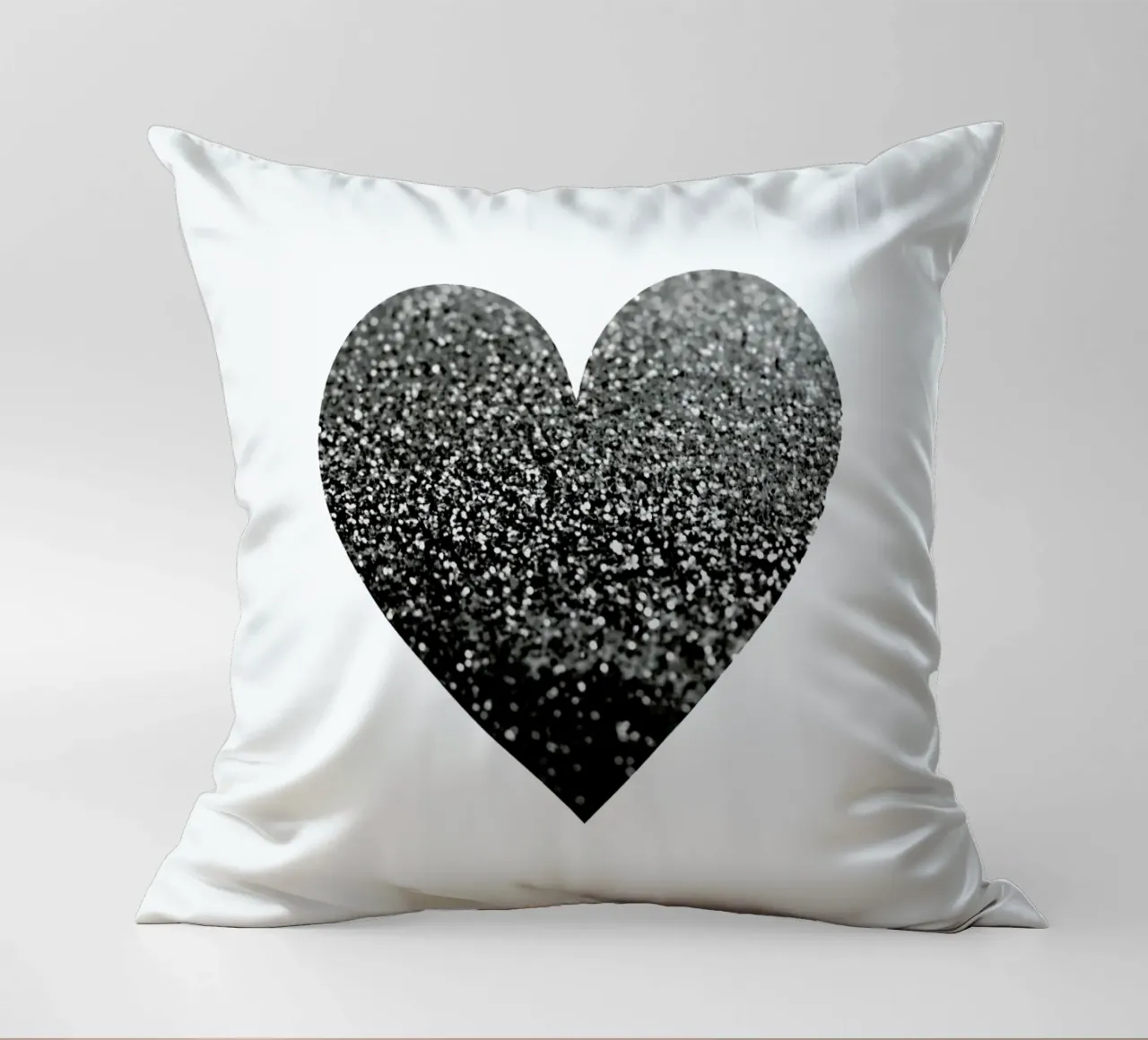 Cuore nero cuscino da Monika Strigel