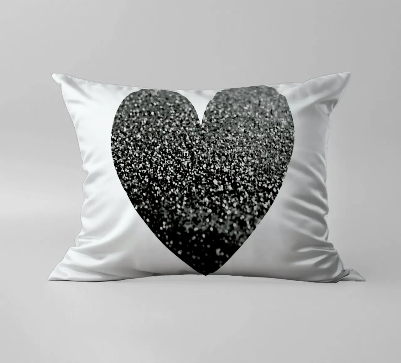 Cuore nero cuscino da Monika Strigel