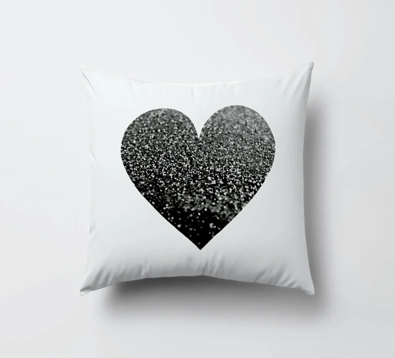 Cuore nero cuscino da Monika Strigel