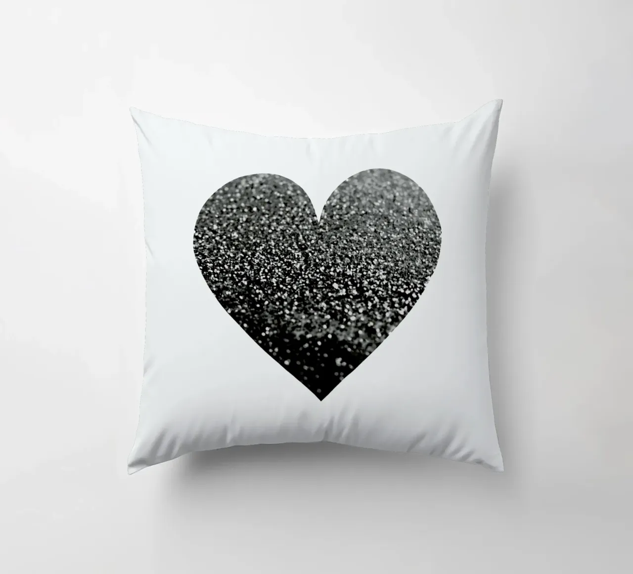 Cuore nero cuscino da Monika Strigel