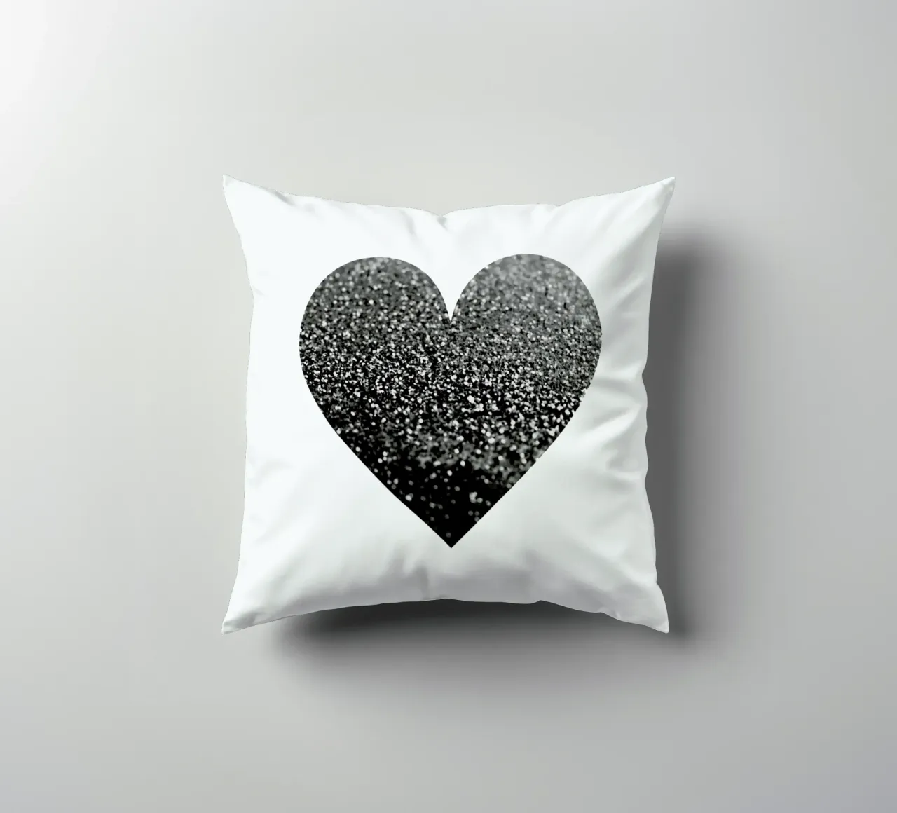 Cuore nero cuscino da Monika Strigel