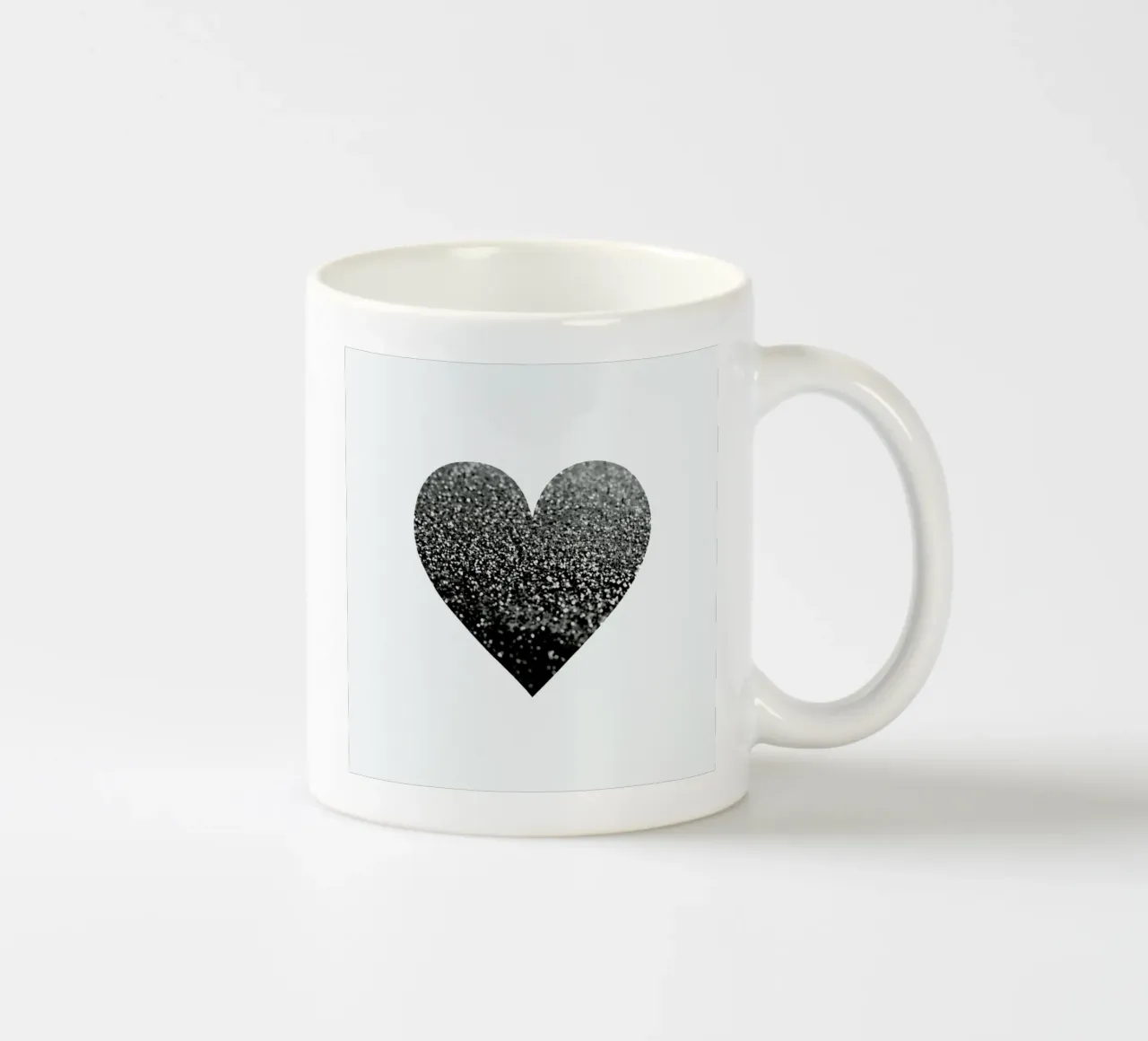 Cuore nero tazza in ceramica da Monika Strigel
