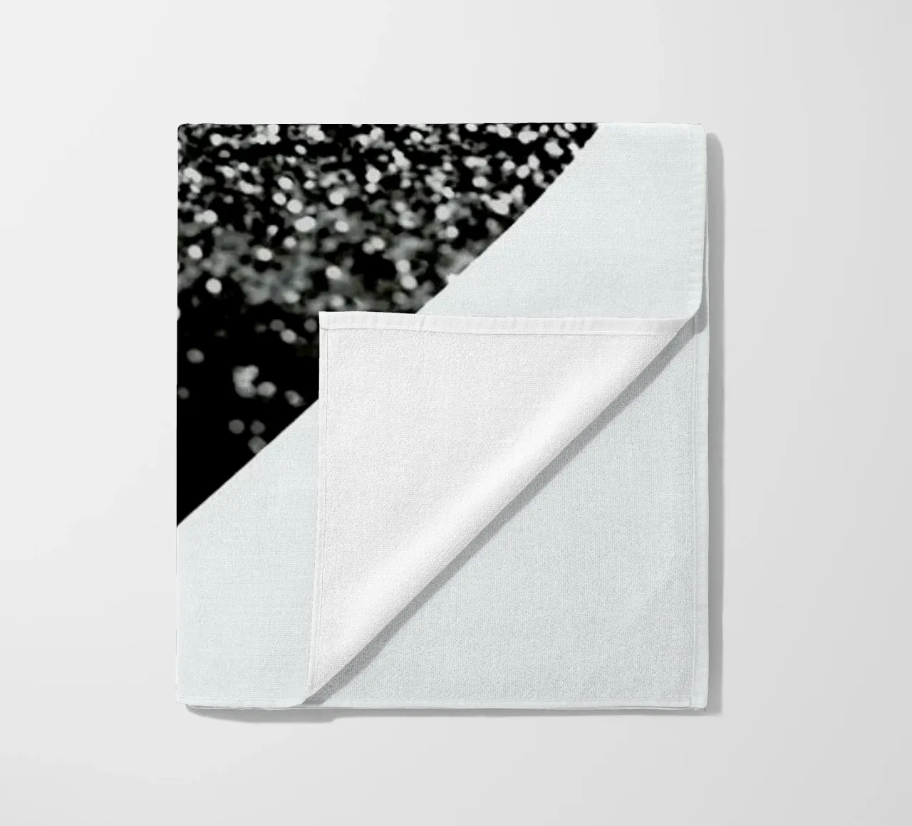 Cuore nero telo mare da Monika Strigel