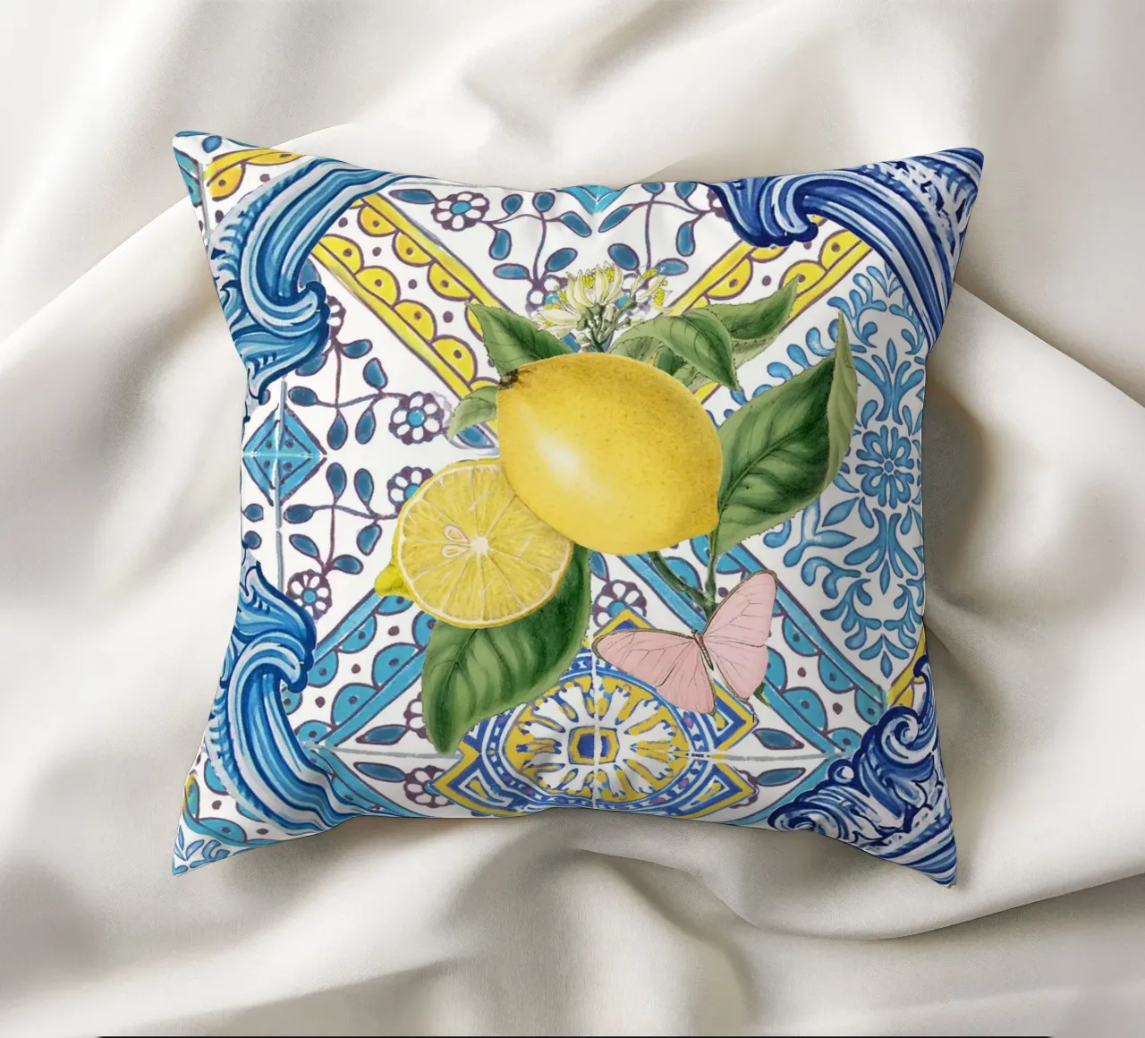 Limone, agrumi e farfalle su piastrelle blu mediterranee cuscino da Bloomery Decor