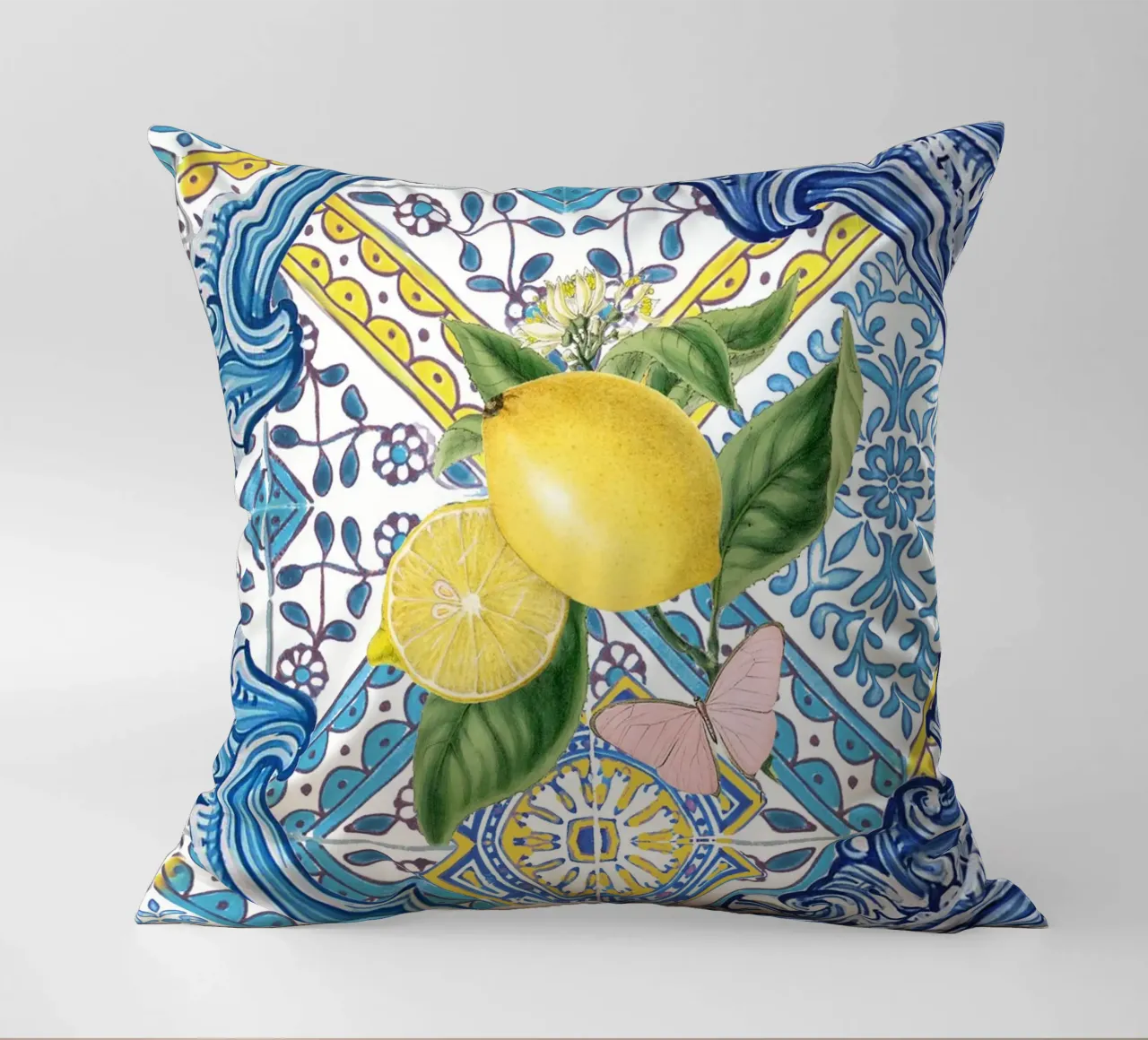 Limone, agrumi e farfalle su piastrelle blu mediterranee cuscino da Bloomery Decor