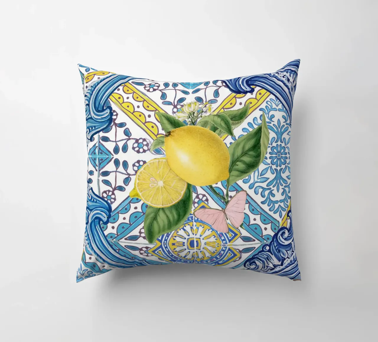 Limone, agrumi e farfalle su piastrelle blu mediterranee cuscino da Bloomery Decor