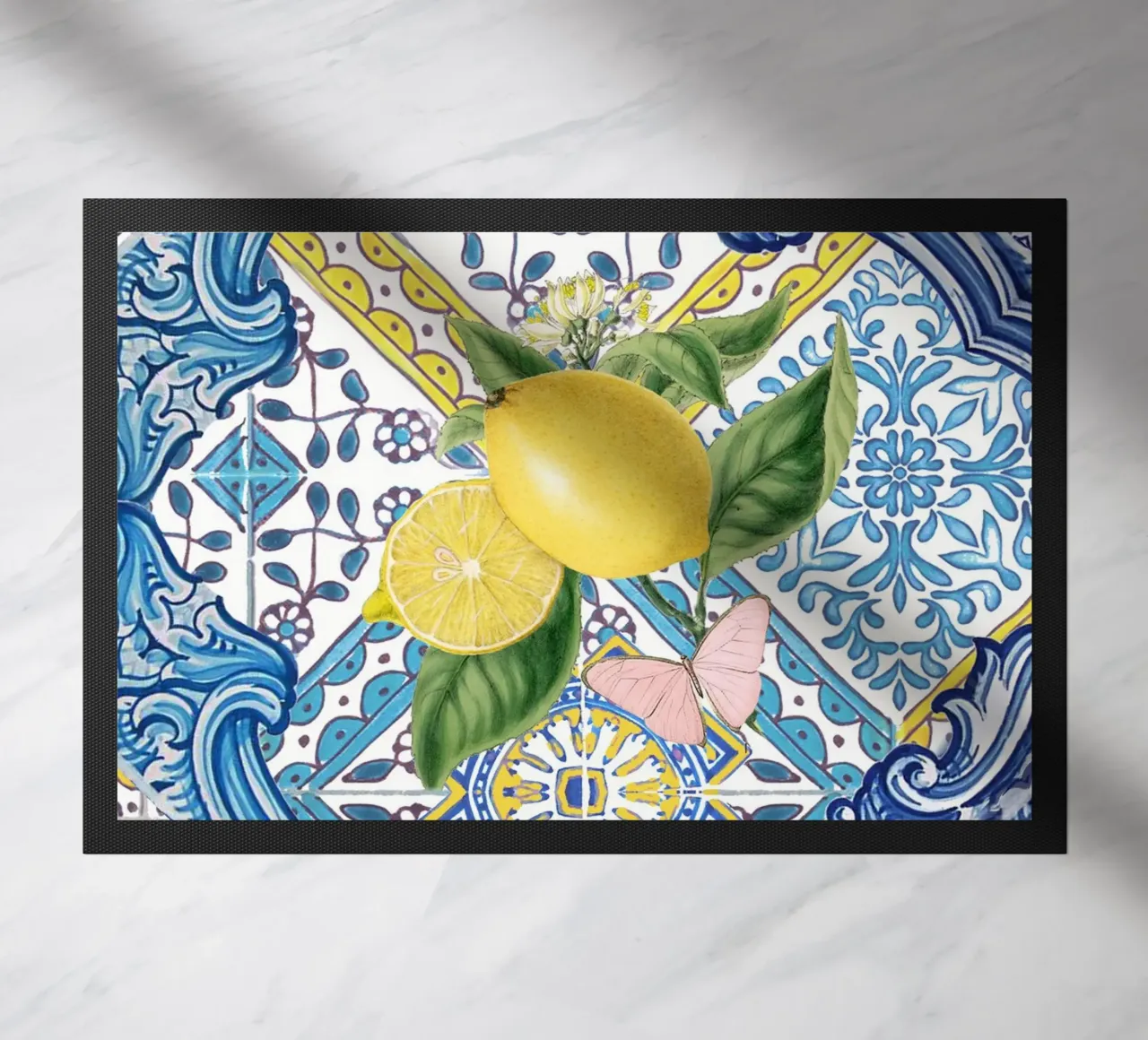 Limone, agrumi e farfalle su piastrelle blu mediterranee zerbino da Bloomery Decor