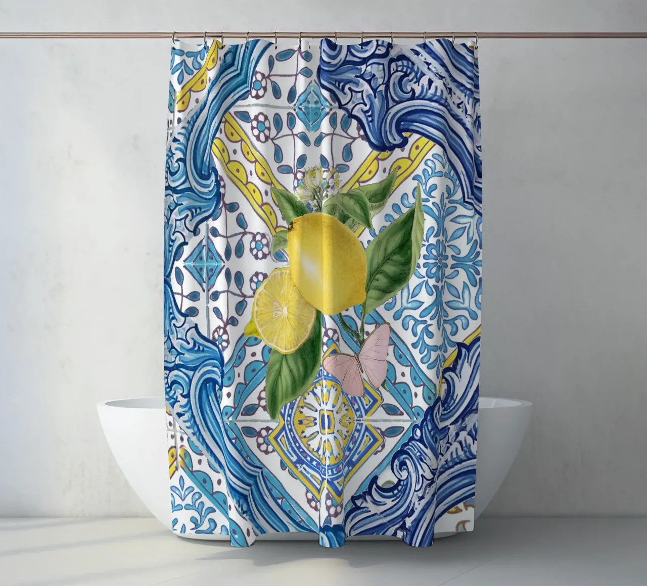 Zitrone, Zitrusfrüchte und Schmetterling auf blauen mediterranen Fliesen Duschvorhang von Bloomery Decor