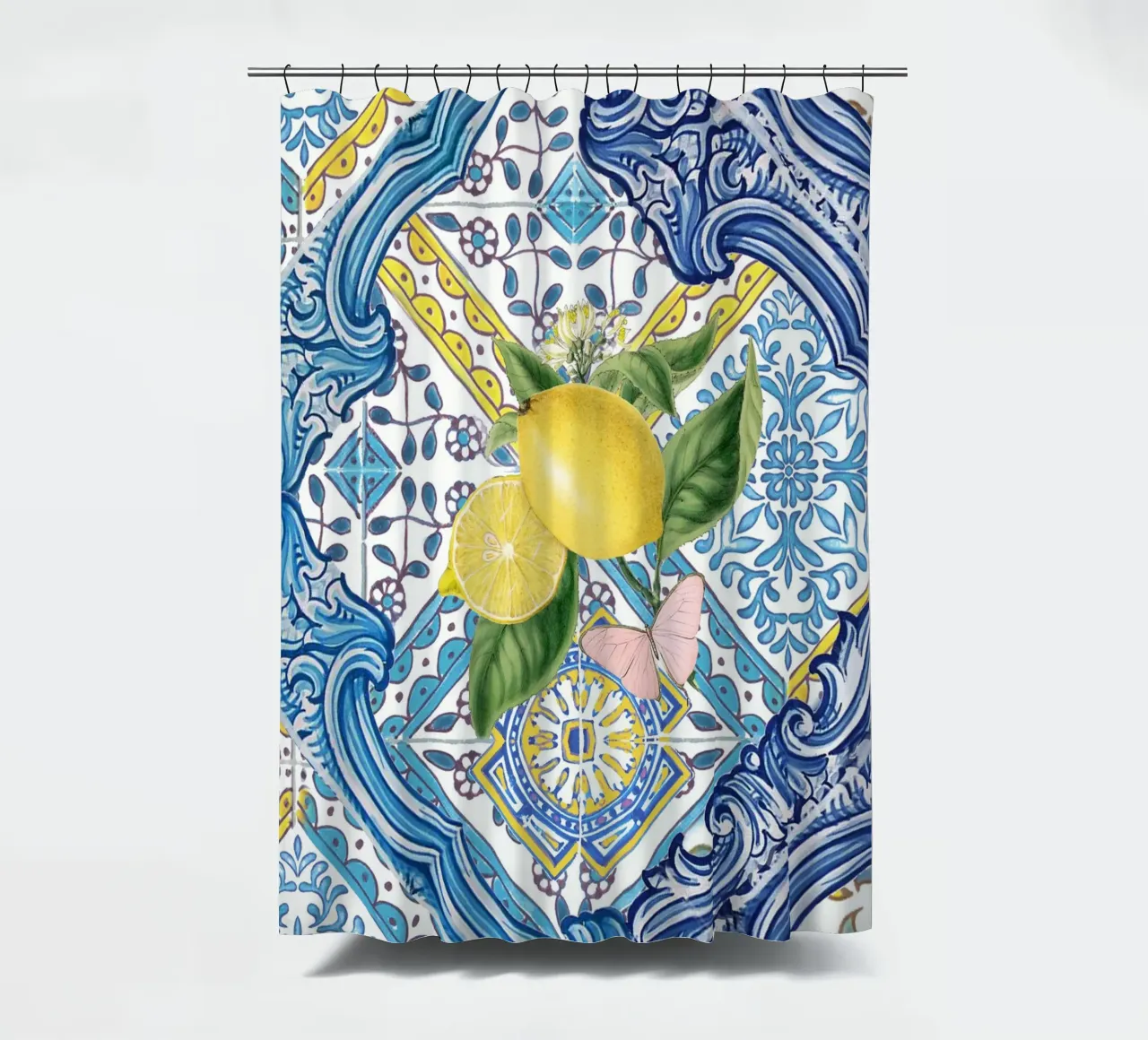 Zitrone, Zitrusfrüchte und Schmetterling auf blauen mediterranen Fliesen Duschvorhang von Bloomery Decor