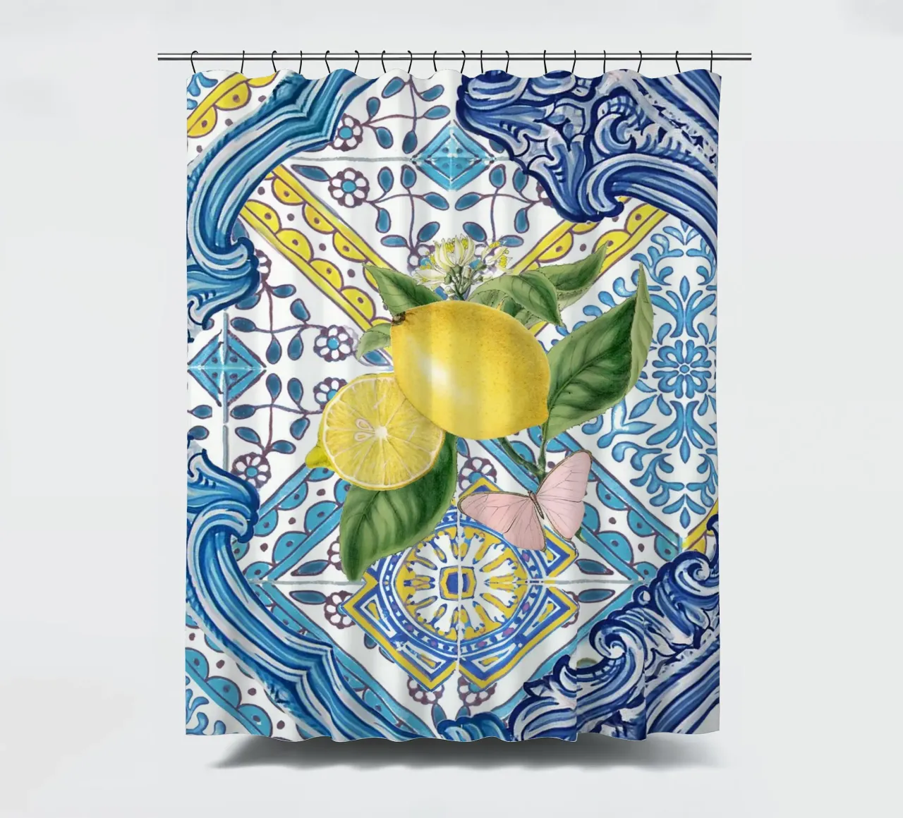 Zitrone, Zitrusfrüchte und Schmetterling auf blauen mediterranen Fliesen Duschvorhang von Bloomery Decor